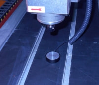 Для удобства настройки длины вылета инструмента используется калибратор который закреплён на шпинделе с помощью магнита.