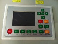 Пульт управления  станком c ж/к экраном и кнопочным набором находится на передней правой панели станка.