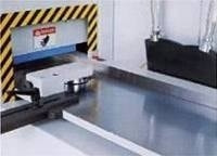 Подающий стол<br><br> Подающий и рабочий столы прошли специальную термическую обработку для достижения максимальной прочности и покрыты толстым слоем  твердого хрома (0.3 мм) для достижения повышенной износоустойчивости 