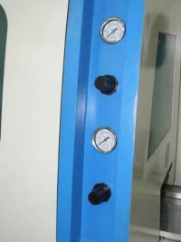 Управление усилием прижима<br><br>Манометры и регуляторы давления расположены на стойке кабины что обеспечивает удобство при настройке станка.