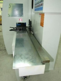 Подающий стол<br><br>Подающий и рабочий столы прошли специальную термическую обработку для достижения максимальной прочности и покрыты слоем твердого хрома (0.3 мм) для достижения повышенной износоустойчивости.