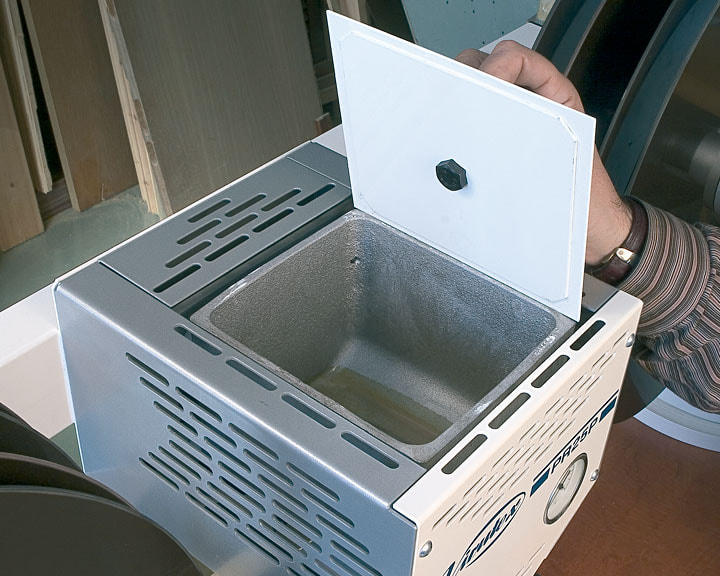 Легкий доступ к клеевой ванне, расположенной в верхней части станка. Система содержит легко очищаемый силиконовый ролик.